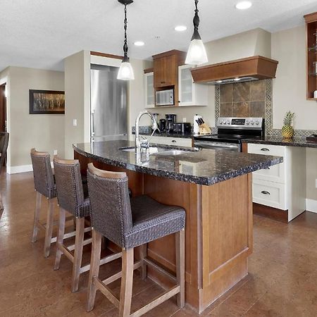Sunset Ridge - Luxurious Corner Condo - Spectacular Mt Views With Open Pool! Canmore Exterior foto