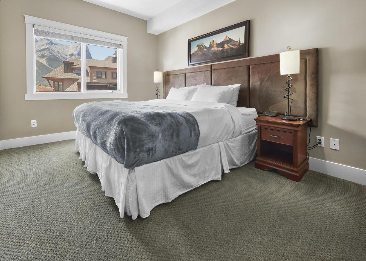 Sunset Ridge - Luxurious Corner Condo - Spectacular Mt Views With Open Pool! Canmore Exterior foto