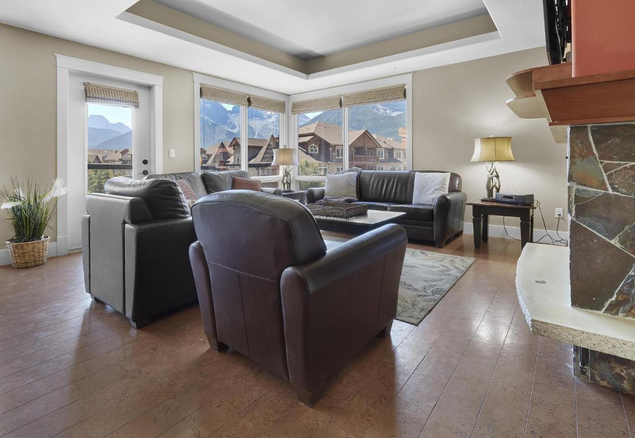 Sunset Ridge - Luxurious Corner Condo - Spectacular Mt Views With Open Pool! Canmore Exterior foto