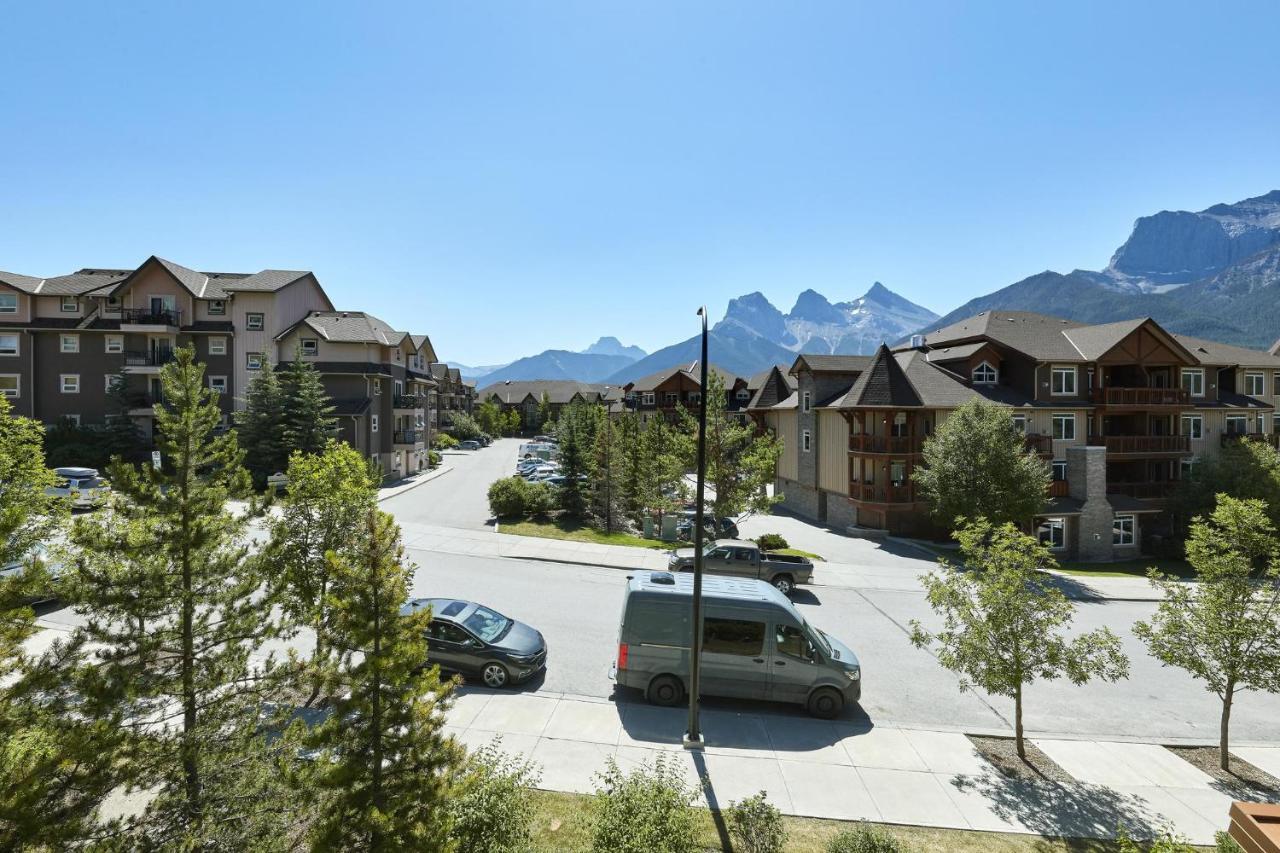Sunset Ridge - Luxurious Corner Condo - Spectacular Mt Views With Open Pool! Canmore Exterior foto